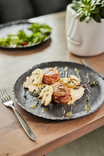 porcia domáceho jedla na taniere